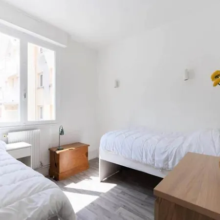 Apartment Bright Spacious T4 Near Beach And Center